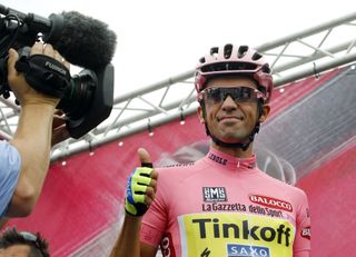 Thumbs up from Alberto Contador (Tinkoff-Saxo) despite the pain in his left shoulder