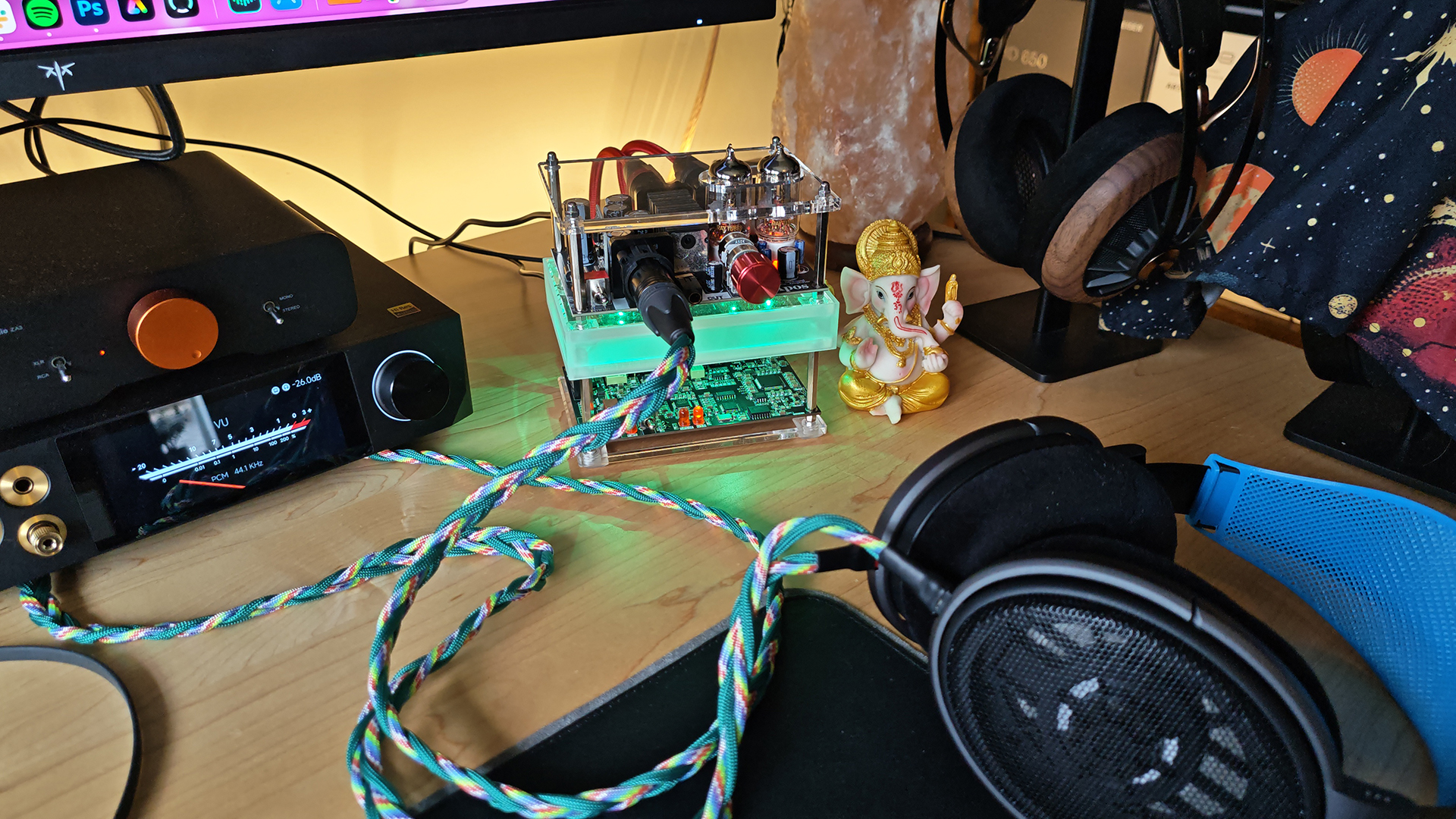 A photo of a pair of Sennheiser HD 600 headphones and the Apos Gremlin and Merlin DAC/Amp stack.