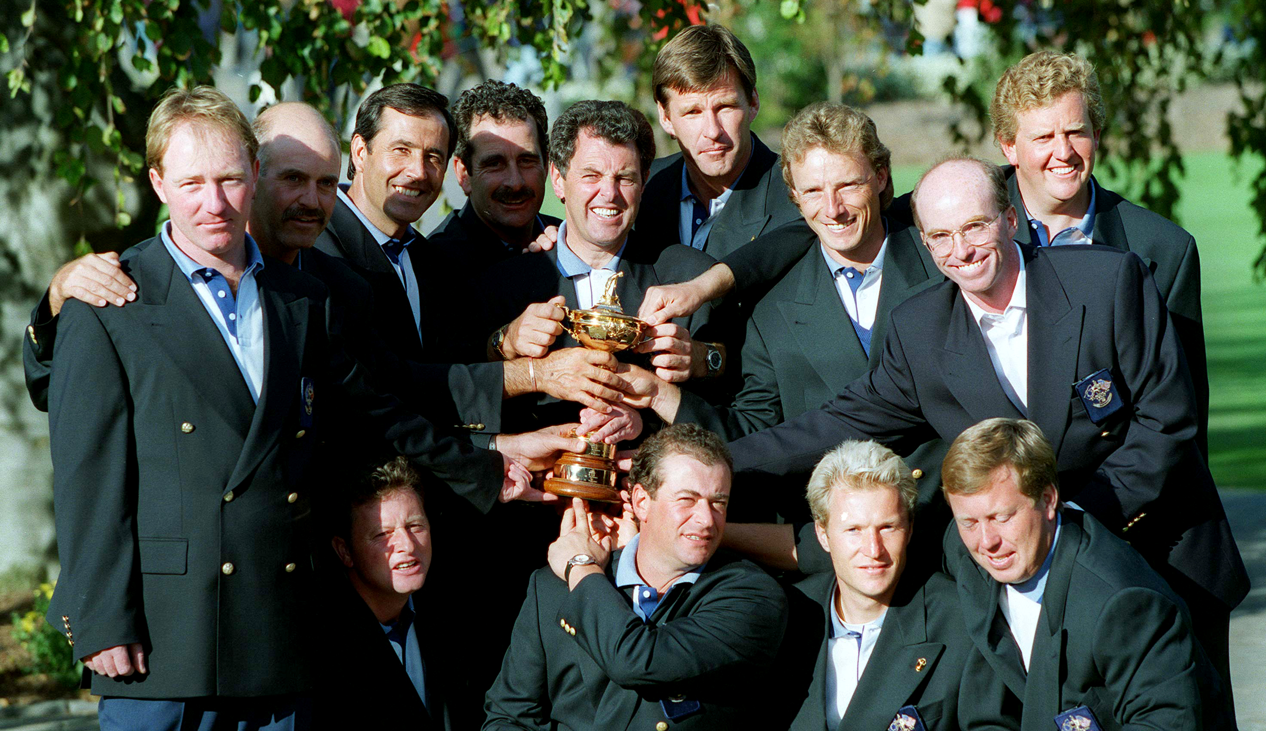 Team Europe pose for a photo holding the Ryder Cup in 1995