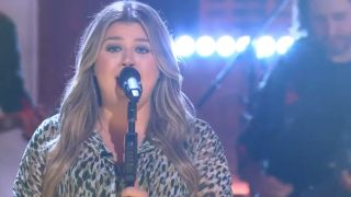 Kelly Clarkson singing "Tennessee Whiskey" on The Kelly Clarkson Show