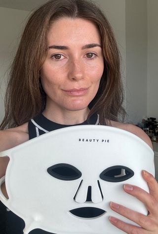 Segurando a máscara de LED Beauty Pie