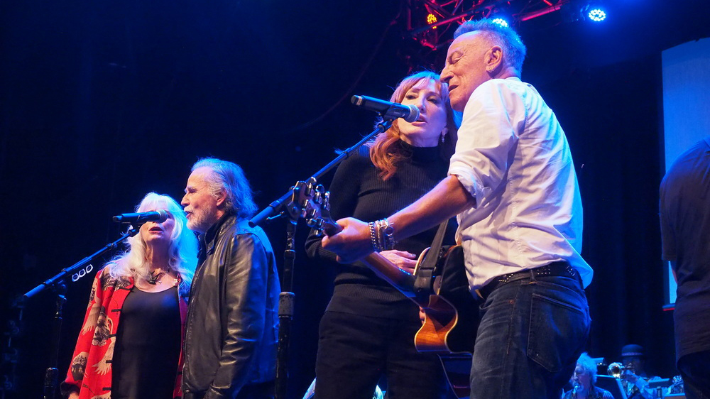 (from left) Honoree Emmylou Harris performs with Jackson Browne, Patti Scialfa and Bruce Springsteen at the 2025 American Music Honors