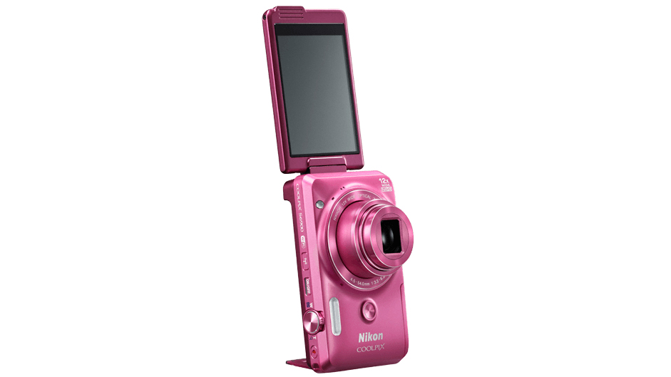 Nikon Coolpix S6900 rosa con soporte trasero abierto, sobre un fondo blanco