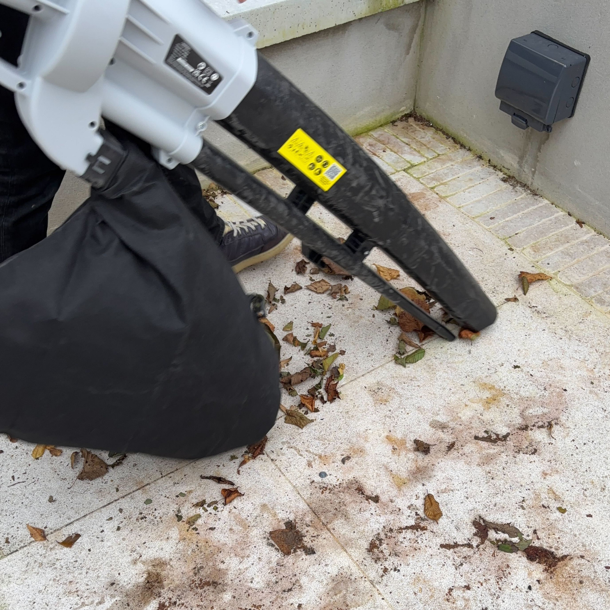 vonhaus leaf blower vacuum and mulcher sucking up wet leaves
