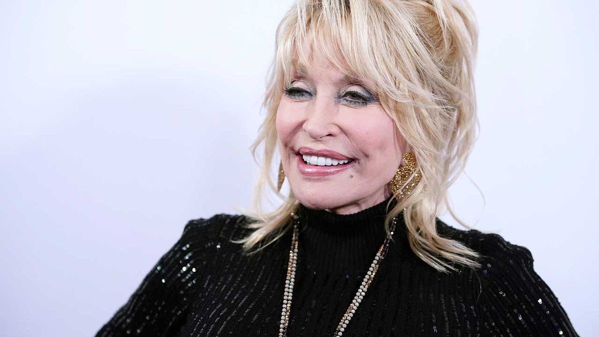 Dolly Parton - red carpet shot