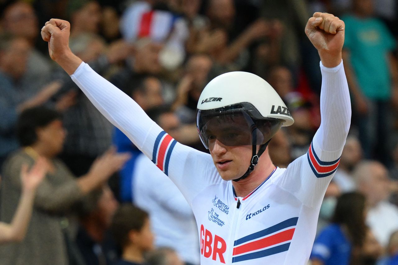 Ethan Hayter wins omnium at 2022 track world championships