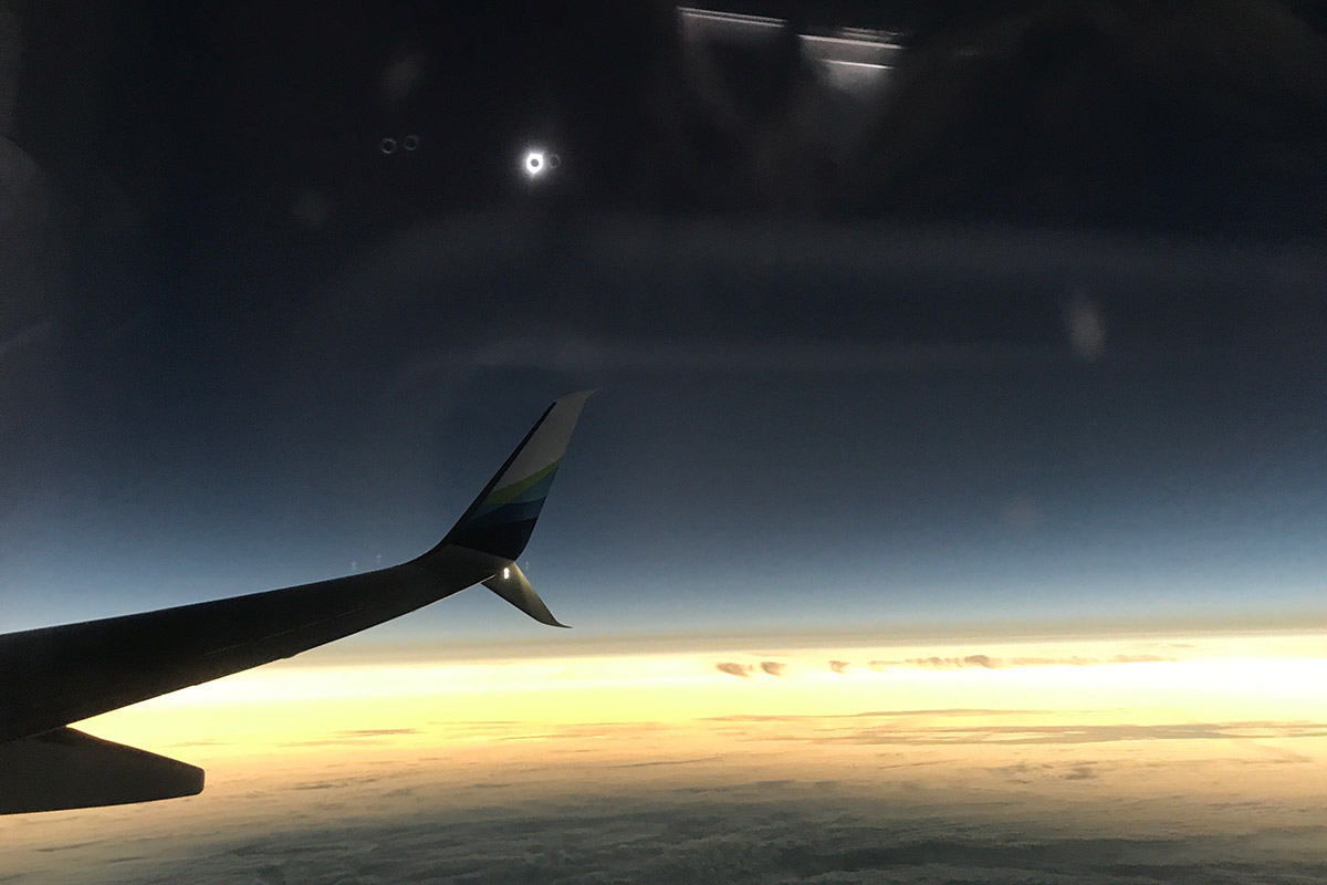 British Airways pilot did not capture the solar eclipse on his smartphone;  here's the truth behind this picture