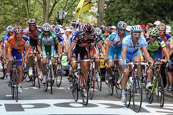 The peloton tackle the Mur for a second time.