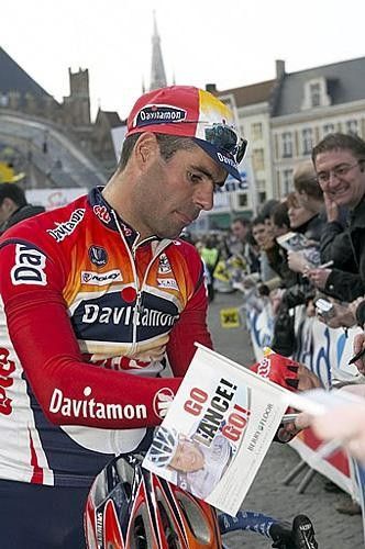 Peter van Petegem (Davitamon-Lotto) signs autographs