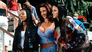 regina hall carmen elektra and anna faris at a party in scary movie