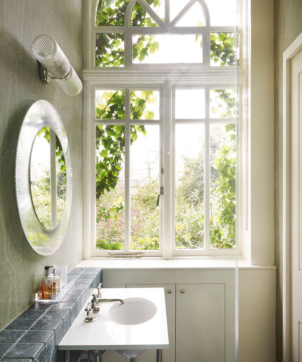 Interior-design-Elnaz-Namakis-apartment-guest-bathroom