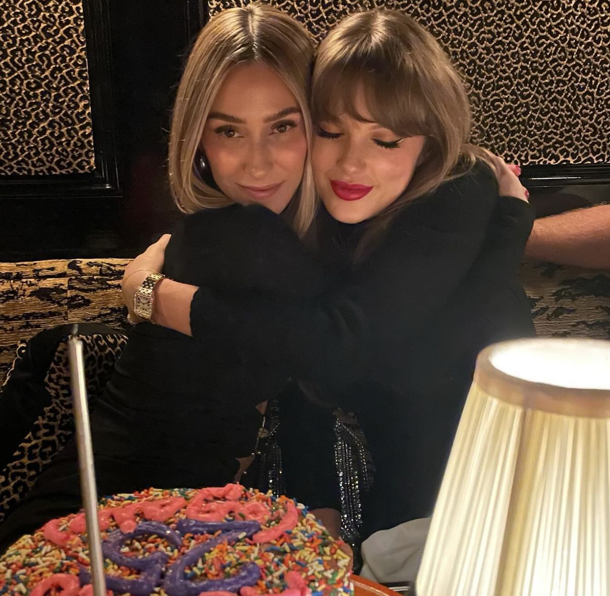 Taylor Swift célèbre l'anniversaire de sa meilleure amie Ash Avignone dans de jolis nouveaux clichés Instagram