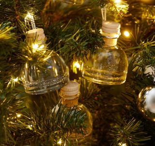 Snow Globe Gin Liqueur Christmas Crackers Gift Set