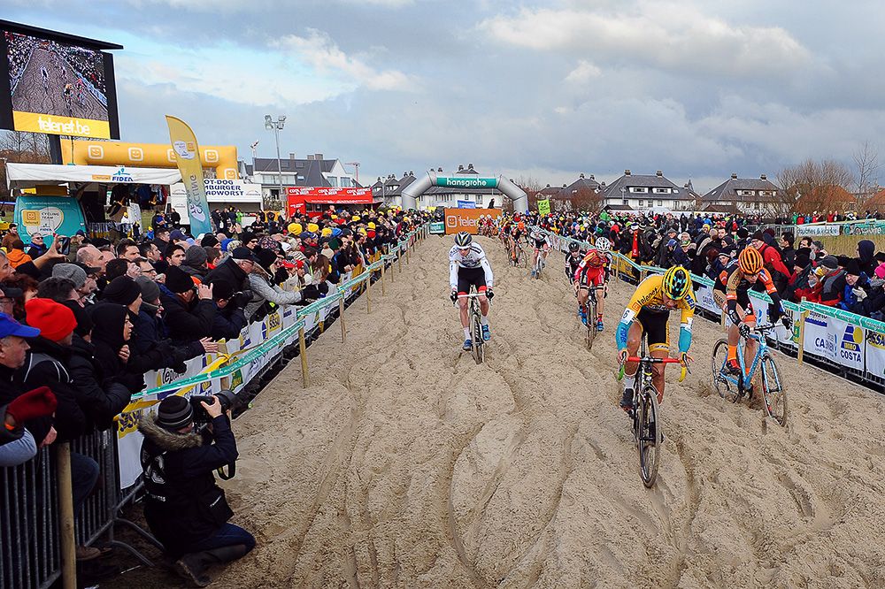 Riders tackle the long sand section early in the race.