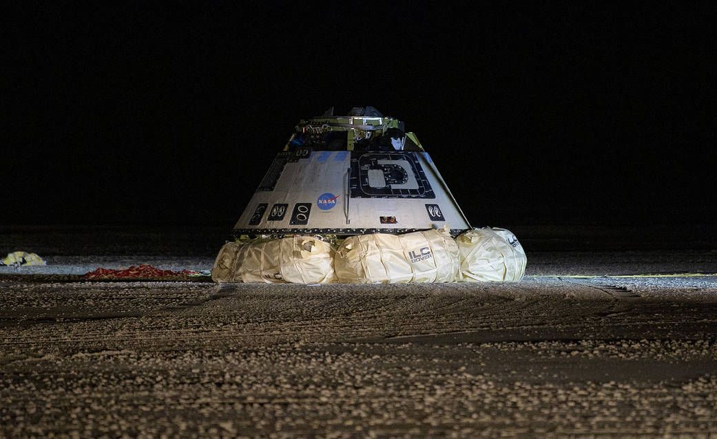 Boeing&#039;s first CST-100 Starliner spacecraft on the ground at White Sands Missile Range in New Mexico, shortly after landing on Dec. 22, 2019.