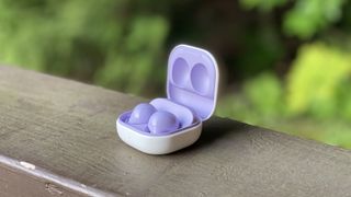 die samsung galaxy buds in ihrer ladehülle