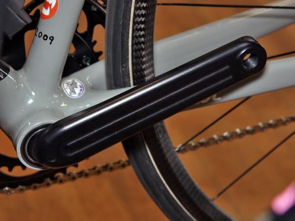 The prototype eecycleworks eecrank on Fairwheel Bikes' Ruegamer showpiece features an aluminum non-driveside arm and spindle that's machined as a single piece.