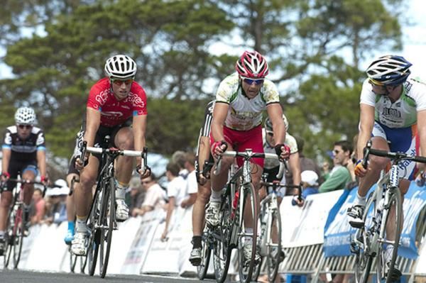 (r-l): Graeme Brown (Urban) keeps a close watch on Baden Cooke (Lowe Farms/Boomaroo Nurseries) and Mark Renshaw (02 Networks) during racing on day two in Portarlington.
