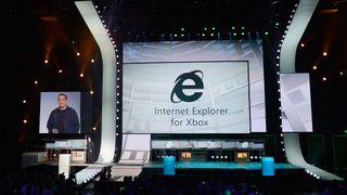 Marc Whitten, ejecutivo de Xbox Live, presentando Internet Explorer para Xbox durante la conferencia de prensa de Microsoft Xbox en la Electronic Entertainment Expo