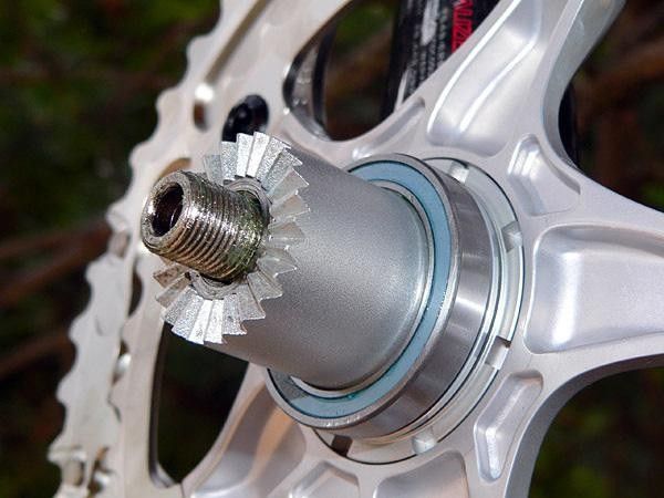 A new Hirth-style spline pattern on the FACT Carbon crankset spindle provides a more secure hold and allows for a larger fastening bolt.
