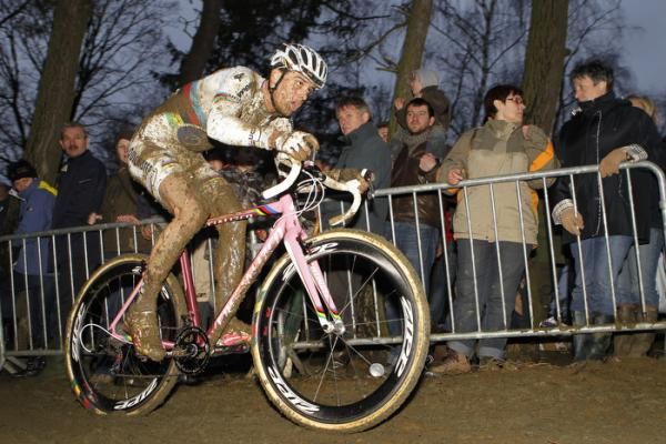 Zdenek Stybar trotted out his new Specialized 'cross bike in pink.