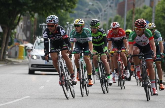 Paco Mancebo (Sky Dive Dubai) leads the breakaway. It is not unusual to see him fight until exhaustion in the Spanish National Championship.