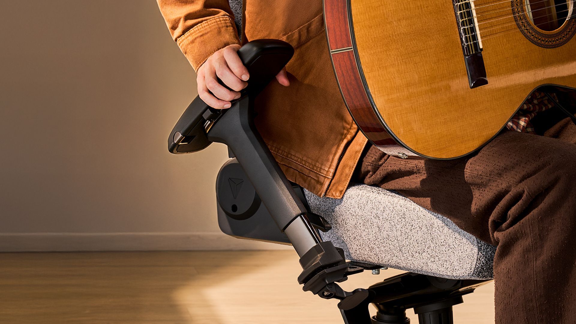 A guitarist folding the Secretlab Titan Evo's armrests down