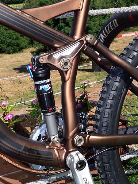 Fox Racing Shox and X-Fusion rear shocks are used on the Pitch instead of Specialized's AFR unit.