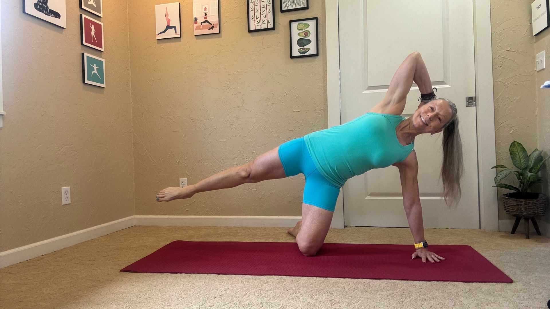 La instructora de Pilates Portia Paige demuestra la patada lateral de rodillas