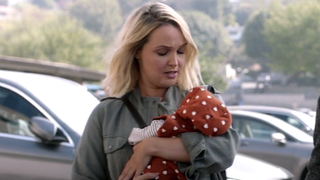 Jo Wilson walks into the hospital holding daughter Luna on Grey's Anatomy.