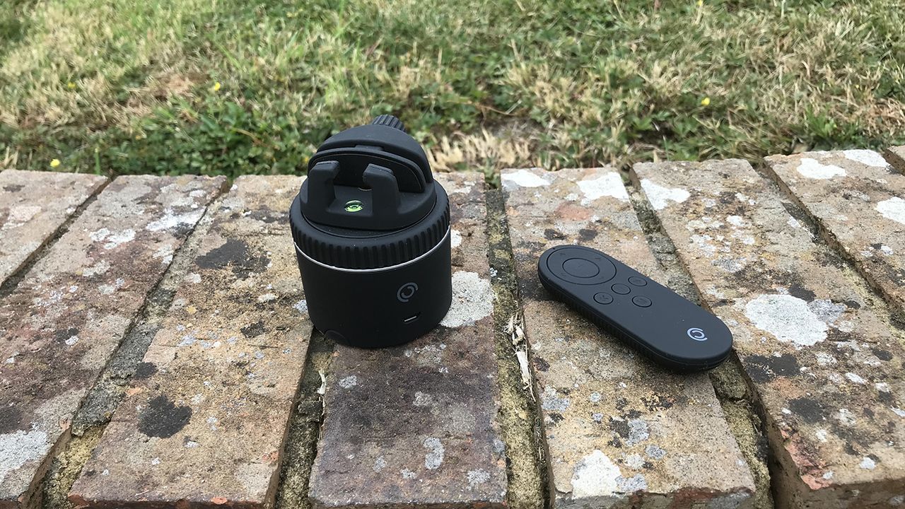 Pivo cameraman with auto control