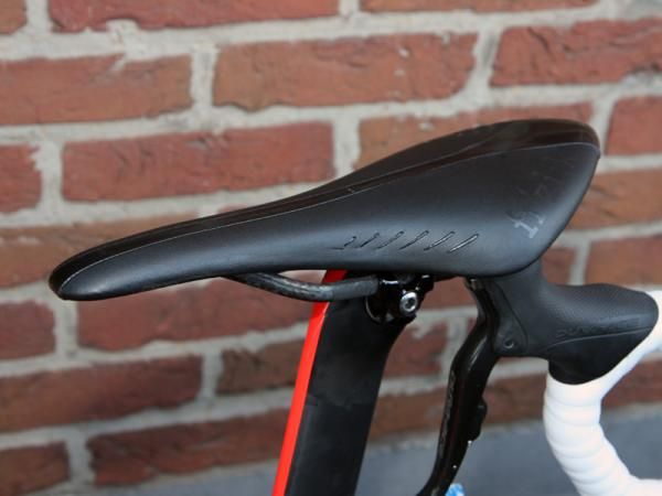Mark Cavendish (HTC-Highroad) is using a fi'zi:k Arione CX saddle with braided carbon fiber rails.