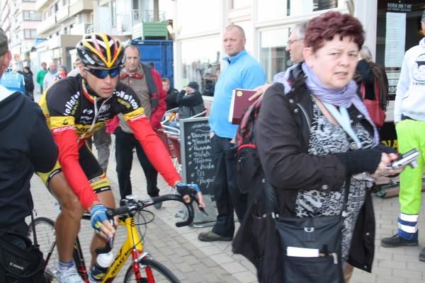 Stijn Devolder (Vacansoleil-DCM) makes his way to sign on.