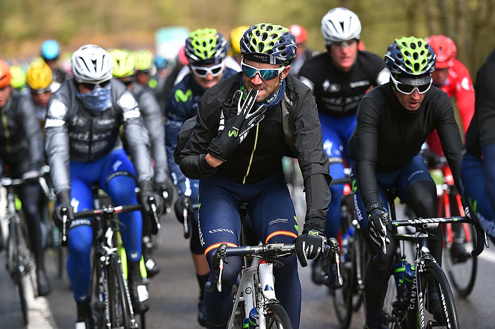 Alejandro Valverde (Movistar) struggling with his gloves at Liege-Bastogne-Liege