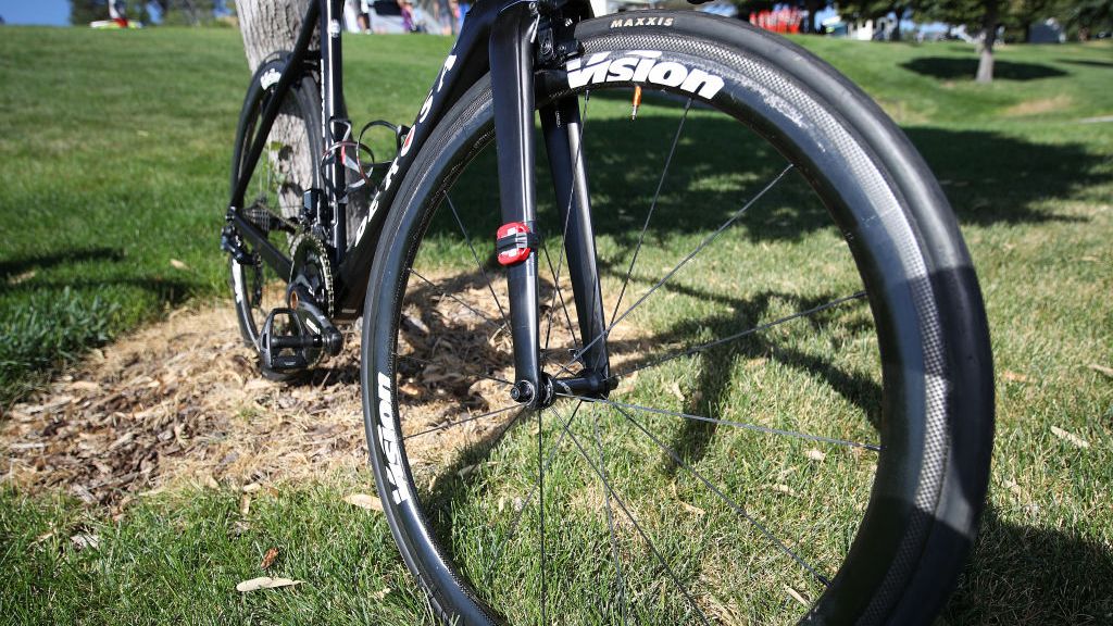 Hermans is using Vision Metron 40 tubular wheels and Maxxis High Road tyres
