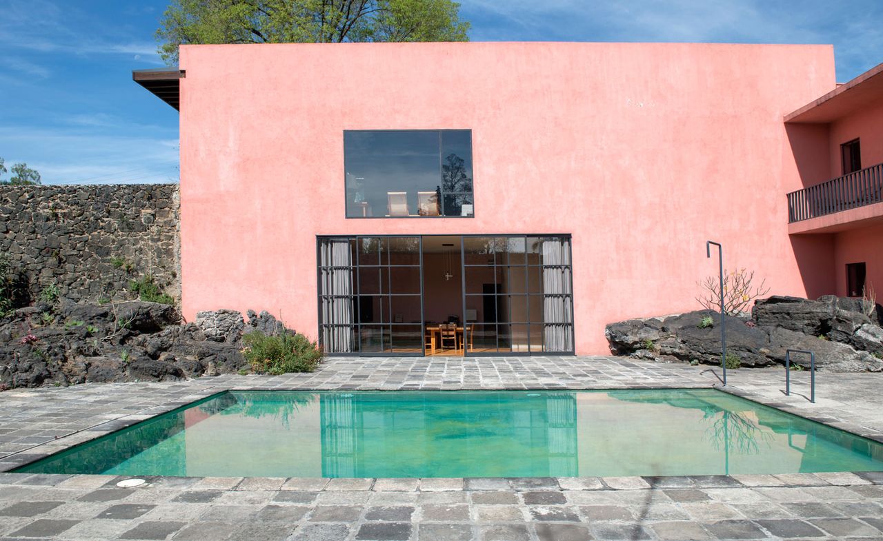 The pool terrace at Barragán&#039;s typically vividly coloured Casa Pedregal