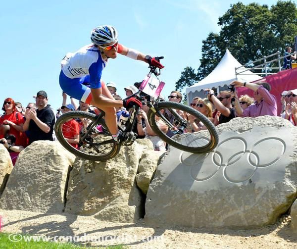 Julie Bresset (France) flies toward victory