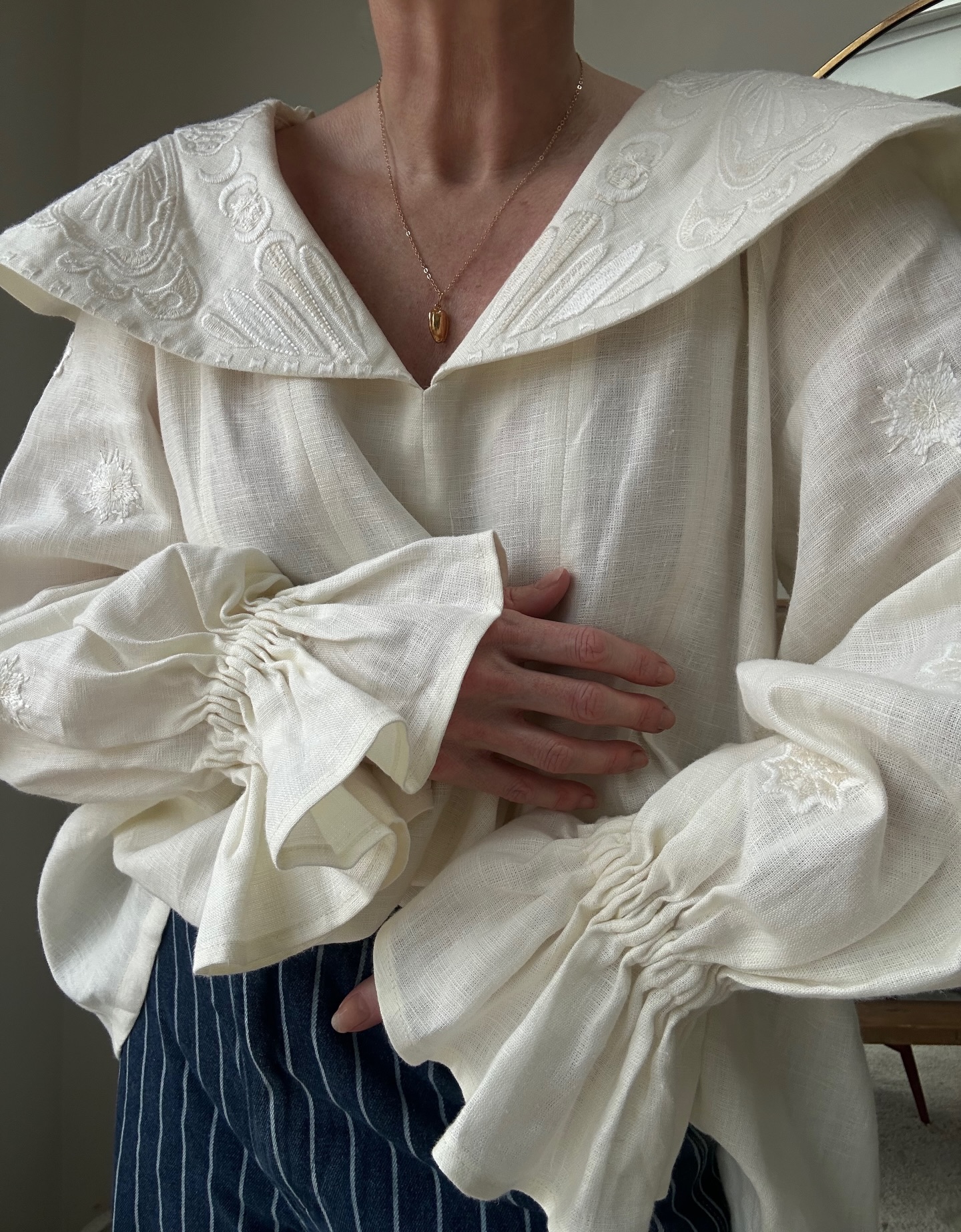 Maimy pea wears a sailor collar blouse and striped trousers