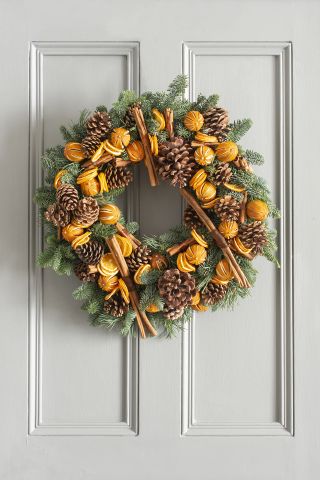 christmas wreath ideas with oranges and pinecones