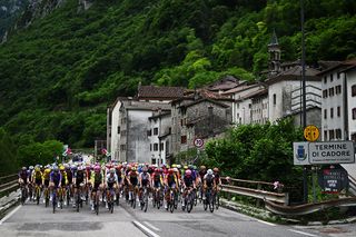 Giro d'Italia Women stage 5 LIVE: Race leader Anna van der Breggen in a group one minute behind a huge breakway