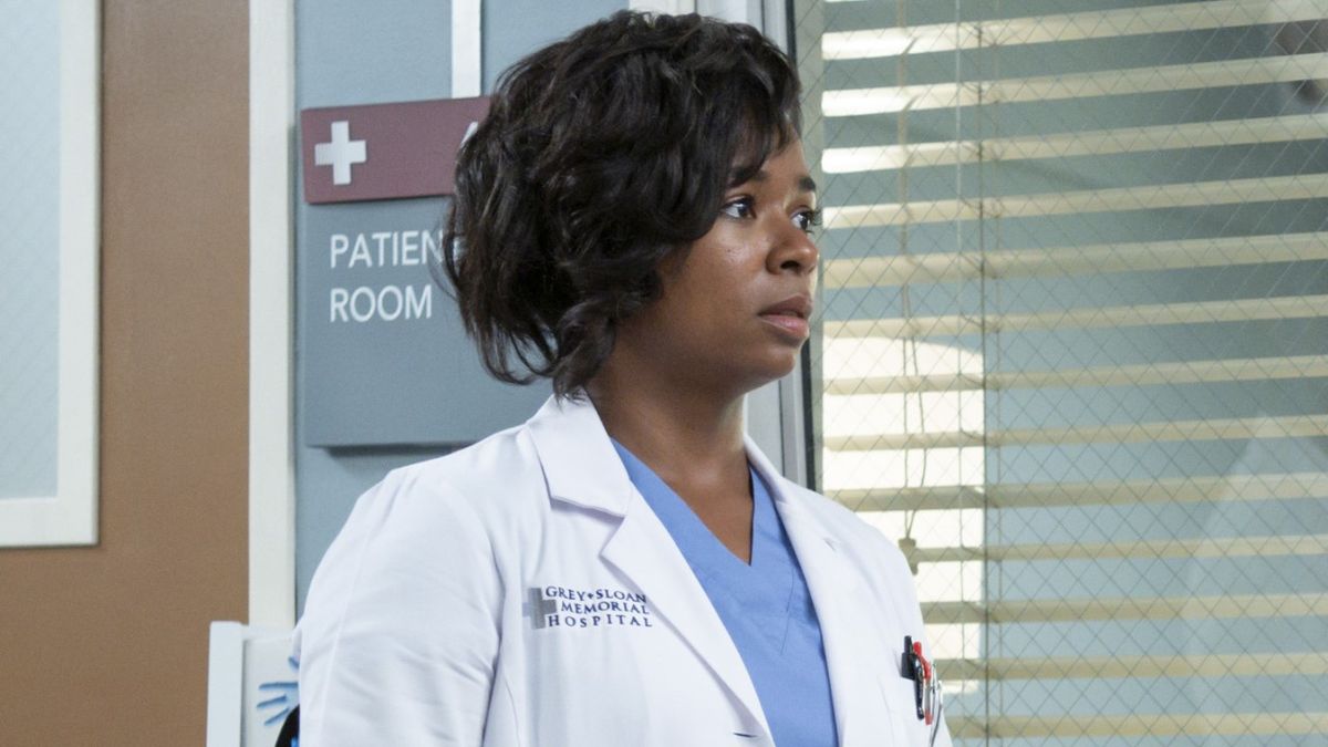 Simone Griffith (played by Alexis Floyd) has a worried expression on her face as she looks into a hospital room from the window on Grey&#039;s Anatomy.