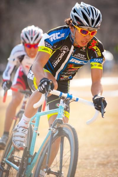 At final lap, Takenouchi Yu (Team Eurasia-Fondriest bikes) succeed to make Tsujiura drop off