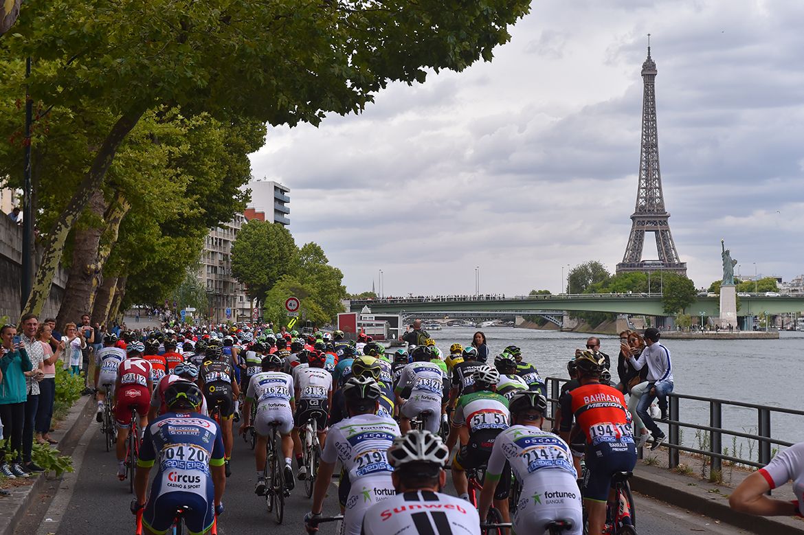 The Tour peloton on stage 21