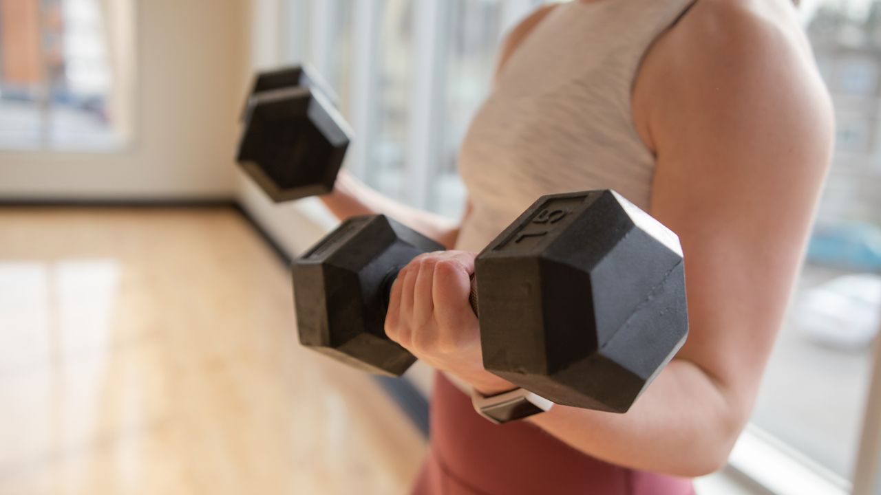 Bicep curl to lose upper body fat