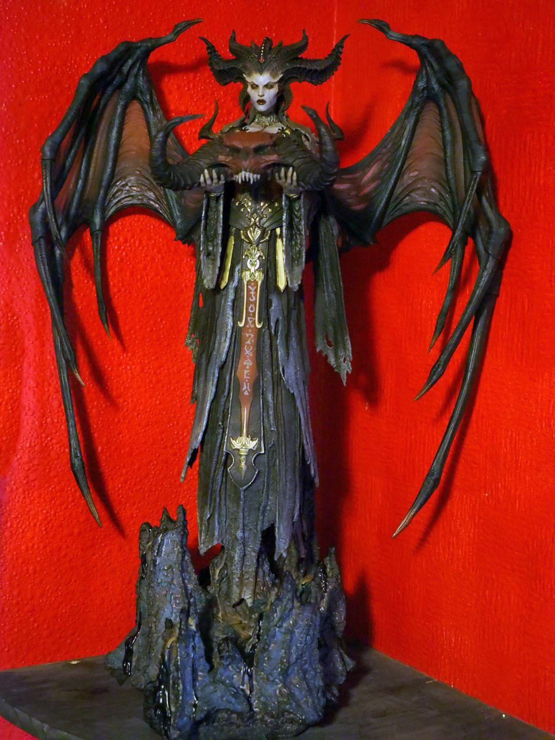 I bought the insane Diablo 4 Lilith statue so you don't have to ...