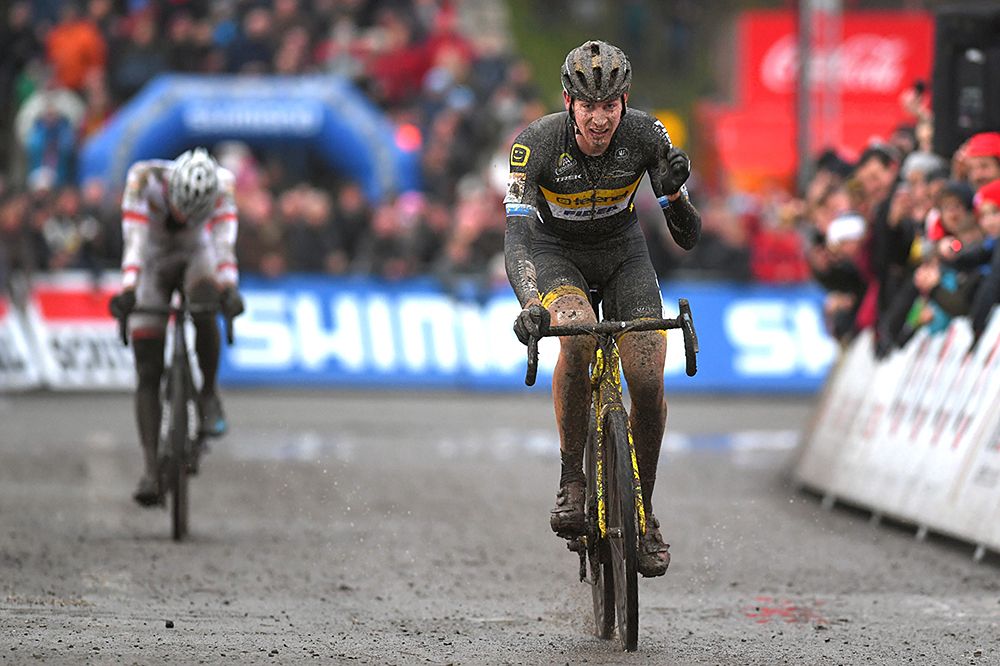 Toon Aert finishes second ahead of Mathieu van der Poel in Manur