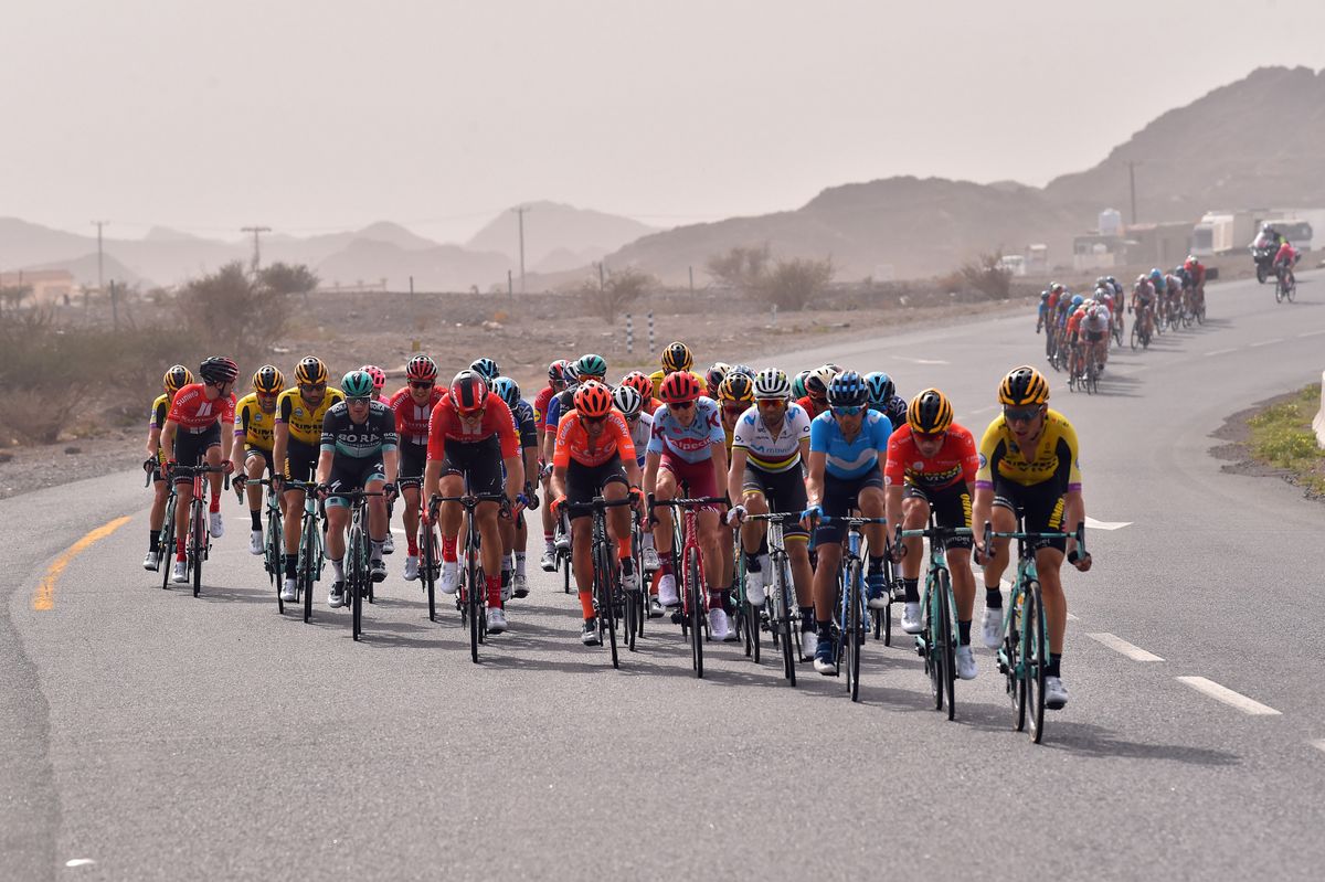 The peloton splits in the wind
