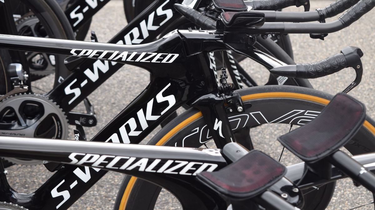 All of the Specialized Shiv framesets have a flat top tube, excluding the XS frame size, which features a kick at the head of the top tube