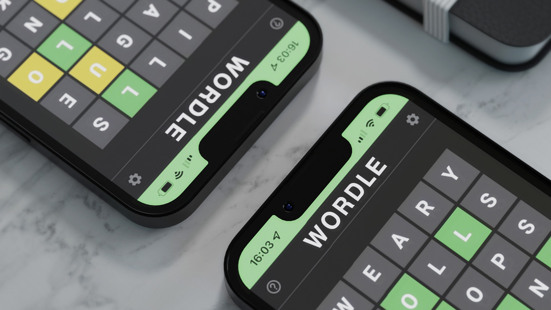 O jogo Wordle exibido em dois smartphones