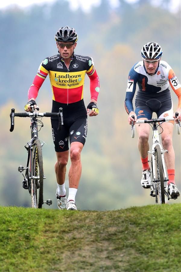 After snapping his chain early on the third lap, Sven Nys runs to the pit.